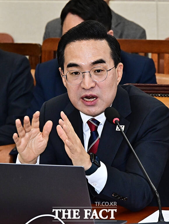 박홍근 기획예산처 장관 후보자(가운데)가 23일 오전 서울 여의도 국회 재정경제기획위원회에서 열린 인사청문회에 출석해 질의에 답변을 하고 있다. /국회=배정한 기자