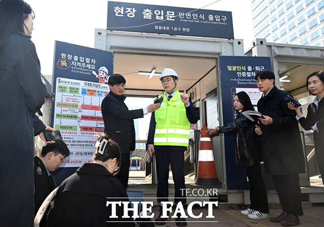 정원오 더불어민주당 서울시장 예비후보가 23일 서울 강남구 영동대로 복합개발 지하공사 현장을 찾아 '하나씩 안전 착착!' 안전 공약을 발표하고 있다.