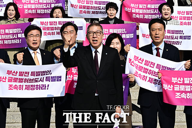 박형준 부산시장이 23일 오전 서울 여의도 국회 본청 앞 계단에서 글로벌 허브도시 특별법 제정을 촉구하며 삭발을 하고 있다. /국회=배정한 기자