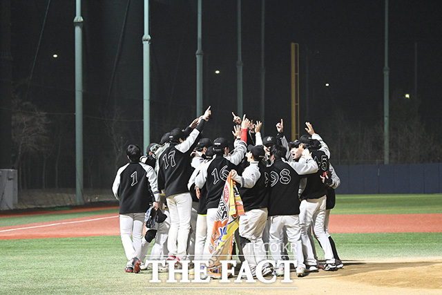 알바트로스 팀이 우승 후 세리머니를 하고 있다.