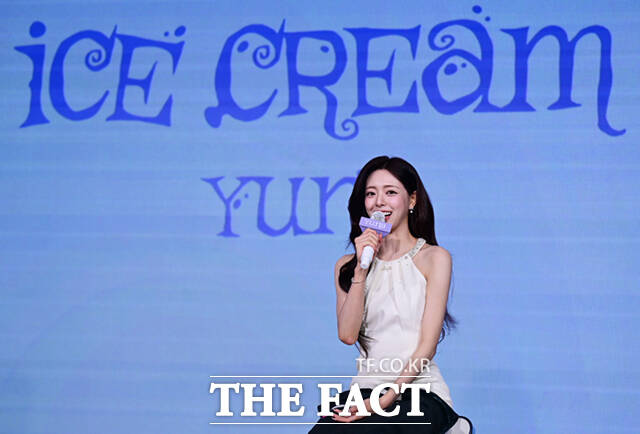 있지(ITZY) 유나가 23일 서울 광진구 풀만 앰배서더 서울 이스트폴에서 열린 솔로 데뷔 첫 미니 앨범 '아이스크림(Ice Cream)' 발매 기념 기자간담회에 참석해 취재진 질의에 답하고 있다.