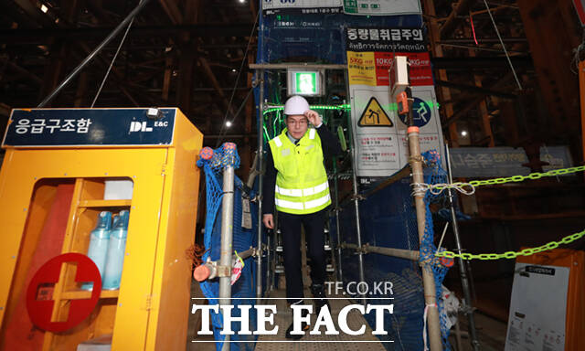 정원오 더불어민주당 서울시장 예비후보가 23일 서울 강남구 영동대로 복합개발 지하공사 현장을 찾아 '하나씩 안전 착착!' 안전 공약을 발표하고 있다.