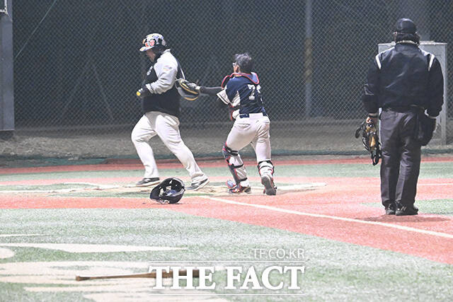 알바트로스 팀 선수가 홈으로 들어오고 있다.