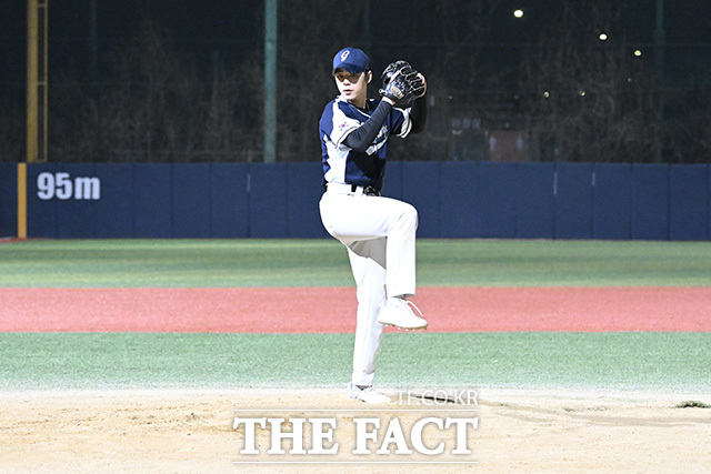 공놀이야 팀의 배우 황윤제가 와인드업을 하고 있다.