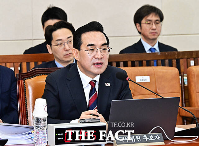 박홍근 기획예산처 장관 후보자(가운데)가 23일 오전 서울 여의도 국회 재정경제기획위원회에서 열린 인사청문회에 출석해 질의에 답변을 하고 있다. /국회=배정한 기자