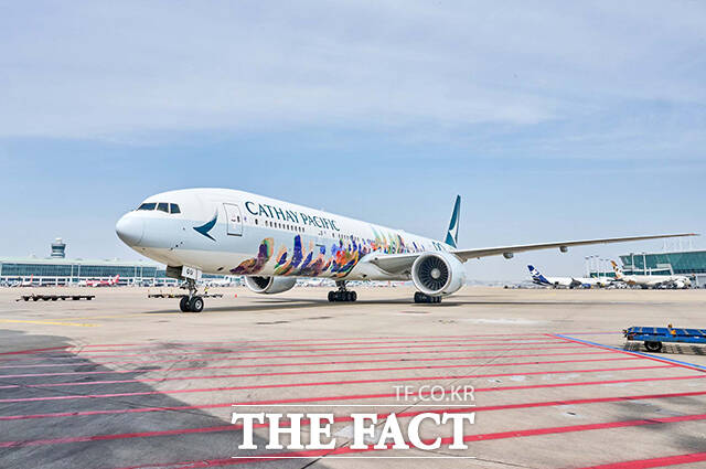 양석호 캐세이 한국 대표(오른쪽에서 다섯번 째)를 비롯한 관계자들이 기념촬영을 하고 있다.