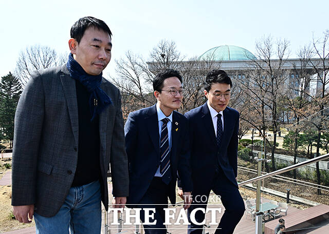 박주민 더불어민주당 서울시장 예비후보(가운데)가 23일 오전 서울 여의도 국회 강변서재에서 김남국 대변인(왼쪽), 김용민 의원과 티타임을 갖고 있다. /국회=배정한 기자