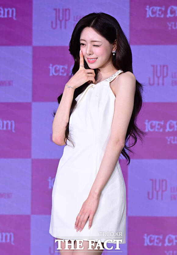 있지(ITZY) 유나가 23일 서울 광진구 풀만 앰배서더 서울 이스트폴에서 열린 솔로 데뷔 첫 미니 앨범 '아이스크림(Ice Cream)' 발매 기념 기자간담회에 참석해 포즈를 취하고 있다. /이새롬 기자