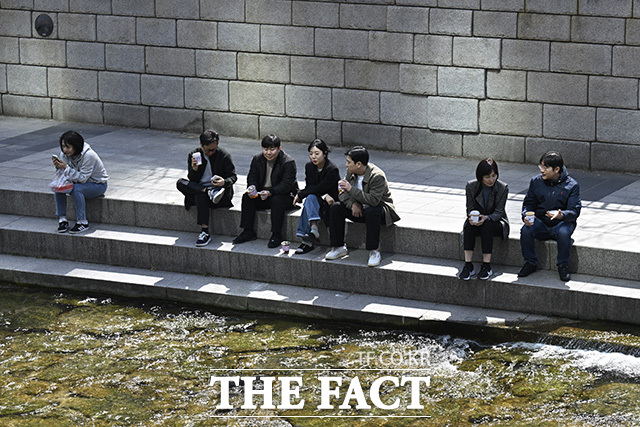 서울의 낮 최고기온이 19도를 기록해 큰 일교차를 보인 23일 오후 가벼운 옷차림의 시민들이 서울 종로구 청계천에서 휴식을 취하고 있다. /송호영 기자