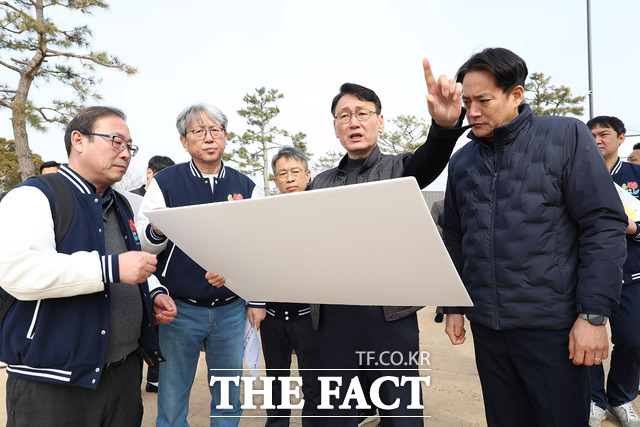 홍종완 충남부지사가 21일 태안국제원예치유박람회 현장을 찾아 준비 상황 전반을 점검하고 있다. /조직위