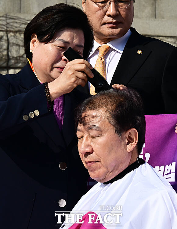 박형준 부산시장이 23일 오전 서울 여의도 국회 본청 앞 계단에서 글로벌 허브도시 특별법 제정을 촉구하며 삭발을 하고 있다. /국회=배정한 기자