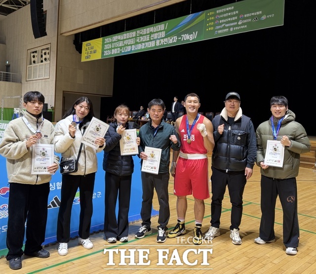 보령시 시청 직장운동경기부 복싱팀 선수들이 대한복싱협회장배 전국종별복싱대회에서 전원 입상한 뒤 기념촬영을 하고 있다. /보령시