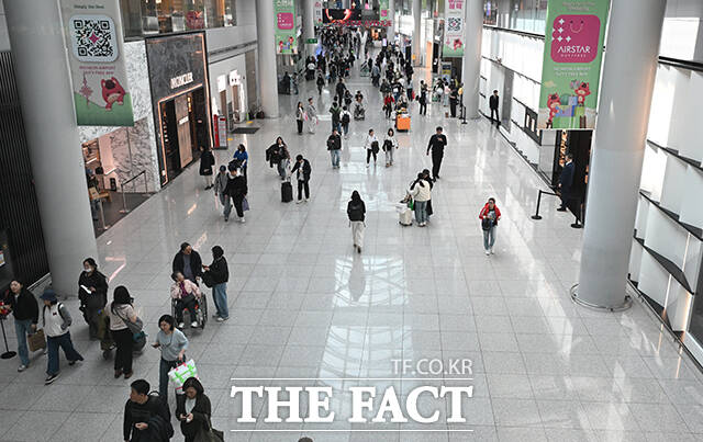 원·달러 환율이 1500원 선을 돌파한 23일 오후 인천국제공항 면세구역이 한산한 모습을 보이고 있다. /인천국제공항=박헌우 기자