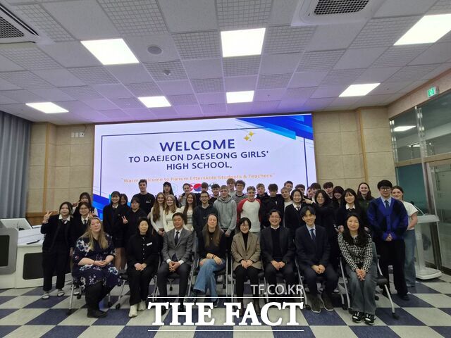 덴마크 교사·학생들이 대성여고를 방문해 기념촬영을 하고 있다. /대전시교육청