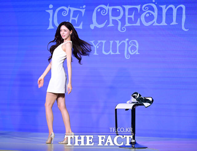 있지(ITZY) 유나가 23일 서울 광진구 풀만 앰배서더 서울 이스트폴에서 열린 솔로 데뷔 첫 미니 앨범 '아이스크림(Ice Cream)' 발매 기념 기자간담회에 참석해 취재진 질의에 답하고 있다.