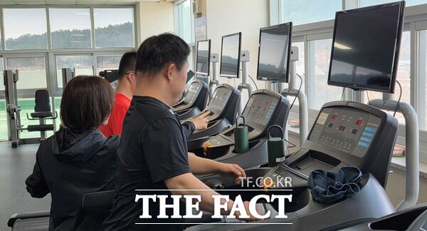 대전시설관리공단은 23일 기성종합복지관과 산성주민복지관에 스마트 건강관리 특화 프로그램을 신설하고 본격 운영에 나선다. 사진은 장애인 재활 트레이닝 모습 /대전시설관리공단