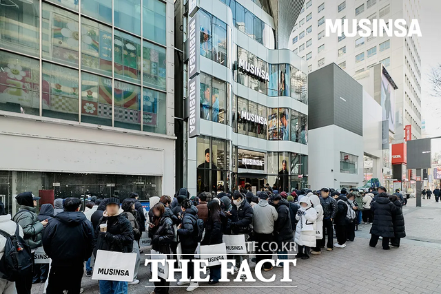 무신사의 자체 브랜드 오프라인 매장인 무신사 스탠다드 명동점은 외국인 관광객이 즐겨 찾는 필수 쇼핑 코스로 부상하며, 이달 들어 매장 방문객 수가 전년 동기 대비 30% 증가한 것으로 나타났다. 사진은 지난 1월 오픈한 '무신사 스토어 명동' 매장 입장을 기다리는 고객들 모습. /무신사