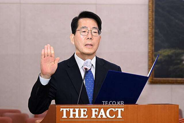 황종우 해양수산부장관 후보자가 23일 오전 서울 여의도 국회 농림축산식품해양위원회에서 열린 인사청문회에서 선서를 하고 있다. /국회=서예원 기자