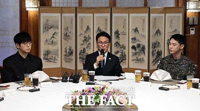 김민석 국무총리(왼쪽)가 23일 오후 서울 종로구 국무총리 서울공관에서 열린 생명대사 및 천명수호처 만찬간담회에 참석해 인사말을 하고 있다. /임영무 기자