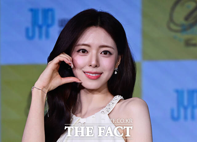 있지(ITZY) 유나가 23일 서울 광진구 풀만 앰배서더 서울 이스트폴에서 열린 솔로 데뷔 첫 미니 앨범 '아이스크림(Ice Cream)' 발매 기념 기자간담회에 참석해 포즈를 취하고 있다. /이새롬 기자