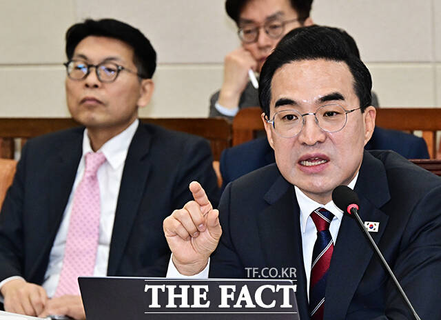 박홍근 기획예산처 장관 후보자(가운데)가 23일 오전 서울 여의도 국회 재정경제기획위원회에서 열린 인사청문회에 출석해 질의에 답변을 하고 있다. /국회=배정한 기자