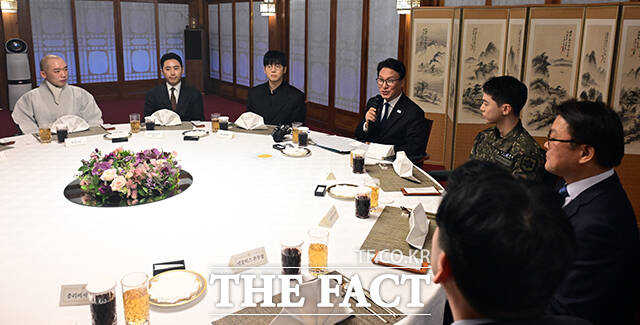 김민석 국무총리(왼쪽)가 23일 오후 서울 종로구 국무총리 서울공관에서 열린 생명대사 및 천명수호처 만찬간담회에 참석해 인사말을 하고 있다. /임영무 기자