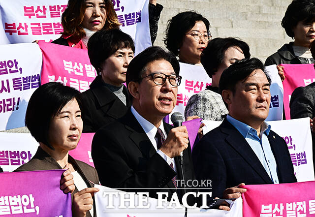 박형준 부산시장이 23일 오전 서울 여의도 국회 본청 앞 계단에서 글로벌 허브도시 특별법 제정을 촉구하며 삭발을 하고 있다. /국회=배정한 기자