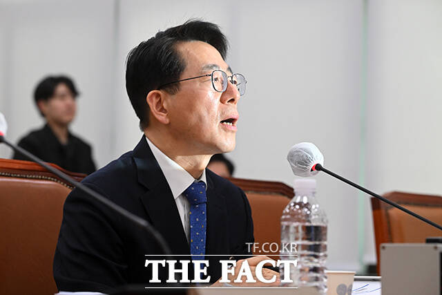 황종우 해양수산부장관 후보자가 인사청문회에서 어기구 위원장에게 선서문을 제출하고 있다.