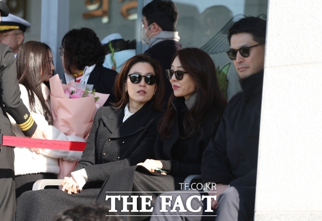 임세령 대상홀딩스 부회장(왼)과 임상민 대상 부사장이 지난해 11월 28일 오후 경남 창원 해군사관학교 연병장에서 열린 제139기 해군·해병대 사관후보생 수료 및 임관식에 참석해 대화를 나누고 있다. /임영무 기자