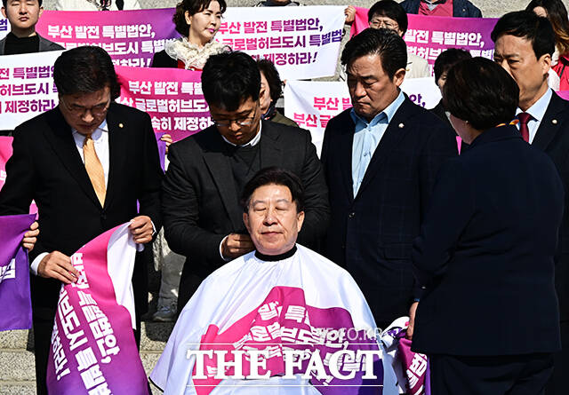 박형준 부산시장이 23일 오전 서울 여의도 국회 본청 앞 계단에서 글로벌 허브도시 특별법 제정을 촉구하며 삭발을 하고 있다. /국회=배정한 기자