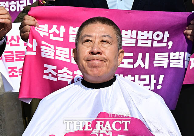 박형준 부산시장이 23일 오전 서울 여의도 국회 본청 앞 계단에서 글로벌 허브도시 특별법 제정을 촉구하며 삭발을 하고 있다. /국회=배정한 기자