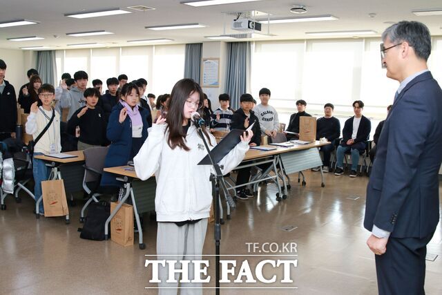 충남도내 영재교육원 입학생 대표가 오동규 원장에게 입학 선서를 하고 있다. /충남교육청