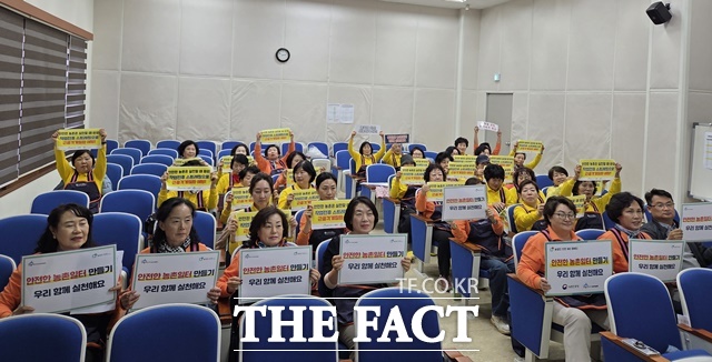 세종시 농업기술센터가 23일 생활개선회 회원 40여 명을 대상으로 농업인 안전교육 및 안전 365 캠페인을 펼치고 있다. /세종시