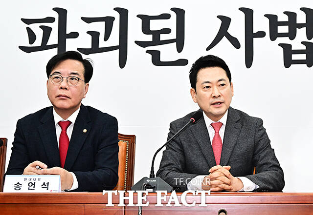 국민의힘이 6·3 지방선거 공천 과정에서 극심한 내홍을 겪고 있다. 최근 각종 여론조사에서 저조한 지지율이 반복해 나타나고 있어 지도부의 고심이 깊어지고 있다. 사진은 국민의힘 장동혁(오른쪽) 대표와 송언석 원내대표. /배정한 기자