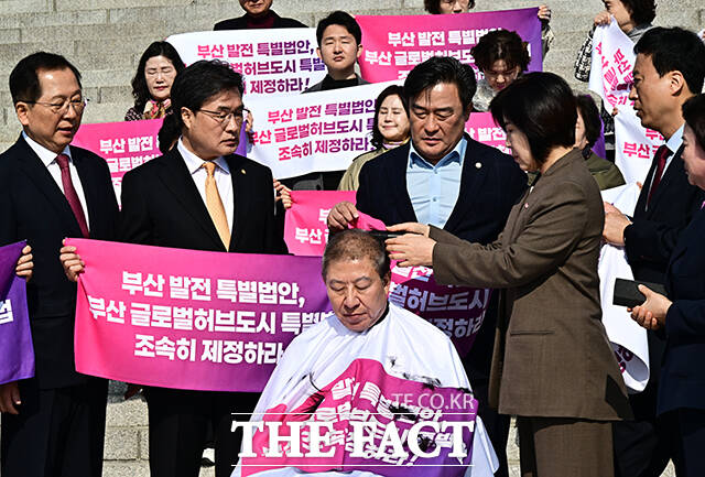 박형준 부산시장이 23일 오전 서울 여의도 국회 본청 앞 계단에서 글로벌 허브도시 특별법 제정을 촉구하며 삭발을 하고 있다. /국회=배정한 기자