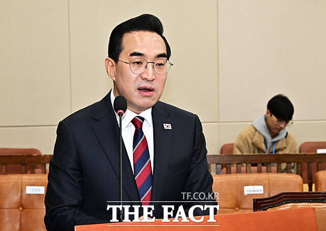 박홍근 기획예산처 장관 후보자(가운데)가 23일 오전 서울 여의도 국회 재정경제기획위원회에서 열린 인사청문회에 출석해 질의에 답변을 하고 있다. /국회=배정한 기자