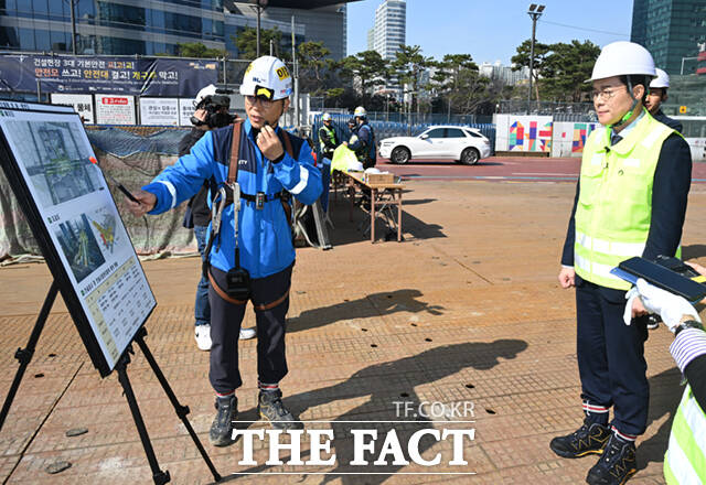 정원오 더불어민주당 서울시장 예비후보가 23일 서울 강남구 영동대로 복합개발 지하공사 현장을 찾아 '하나씩 안전 착착!' 안전 공약을 발표하고 있다.