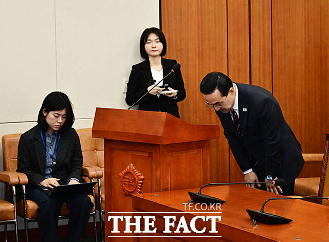 박홍근 기획예산처 장관 후보자(가운데)가 23일 오전 서울 여의도 국회 재정경제기획위원회에서 열린 인사청문회에 출석해 질의에 답변을 하고 있다. /국회=배정한 기자