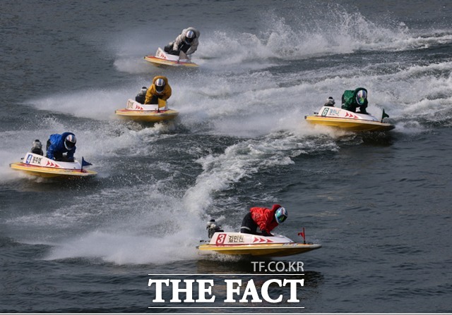 몽키턴을 하며 턴마크를 선회하는 선수들./국민체육진흥공단