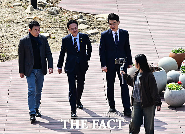 박주민 더불어민주당 서울시장 예비후보(가운데)가 23일 오전 서울 여의도 국회 강변서재에서 김남국 대변인(왼쪽), 김용민 의원과 티타임을 갖고 있다. /국회=배정한 기자