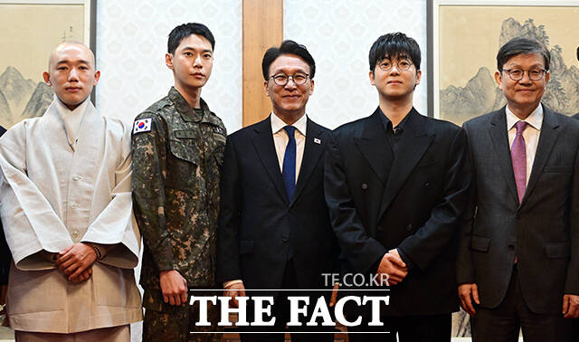 김민석 국무총리(왼쪽)가 23일 오후 서울 종로구 국무총리 서울공관에서 열린 생명대사 및 천명수호처 만찬간담회에 참석해 인사말을 하고 있다. /임영무 기자