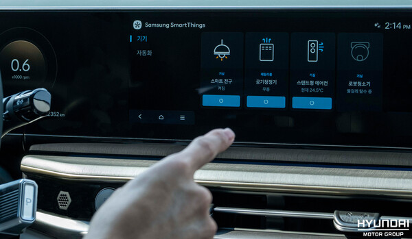차량의 인포테인먼트 시스템을 통해 카투홈 서비스를 이용하는 모습. /현대차・기아