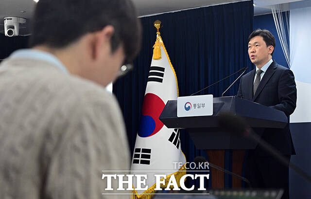 윤민호 통일부 대변인이 23일 오전 서울 종로구 정부서울청사에서 현안 관련 정례브리핑을 하고 있다. /임영무 기자