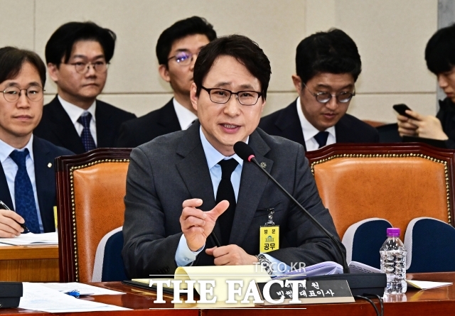 이재원 빗썸 대표가 11일 오전 서울 여의도 국회에서 열린 정무위원회 전체회의에 출석해 최근 발생한 '유령코인' 사고에 대한 질의에 답변을 하고 있다. /국회=배정한 기자