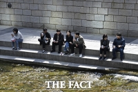  봄 날씨 만끽하는 시민들 [포토]