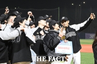  우승 후 기념사진 찍는 오지호와 알바트로스 팀 [포토]