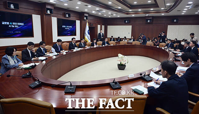 김민석 국무총리(왼쪽)가 24일 오후 서울 종로구 정부서울청사에서 열린 글로벌 AI 허브 유치위원회 회의에 참석해 모두발언을 하고 있다. /임영무 기자
