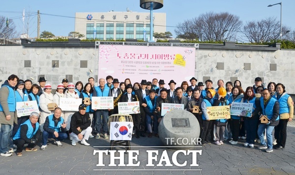 대전봉사체험교실이 22일 대전시 유성구 유성천 일원에서 제63회 토종물고기 방류 및 EM흙공 투척 행사를 개최했다. /대전봉사체험교실