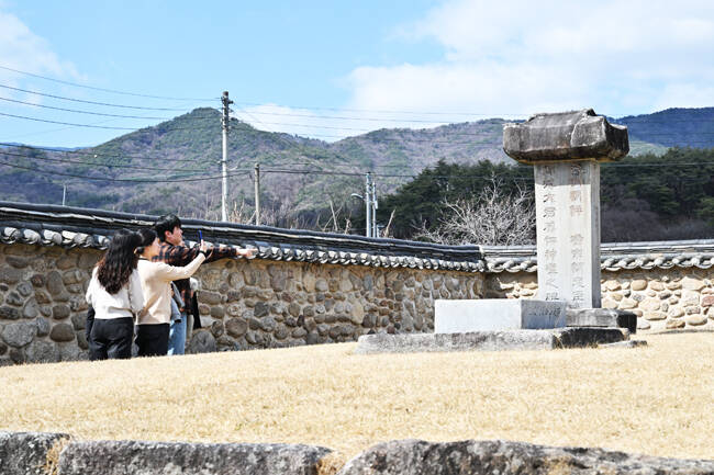 관광객들이 금성대군 신단을 둘러보고 있다. /영주시