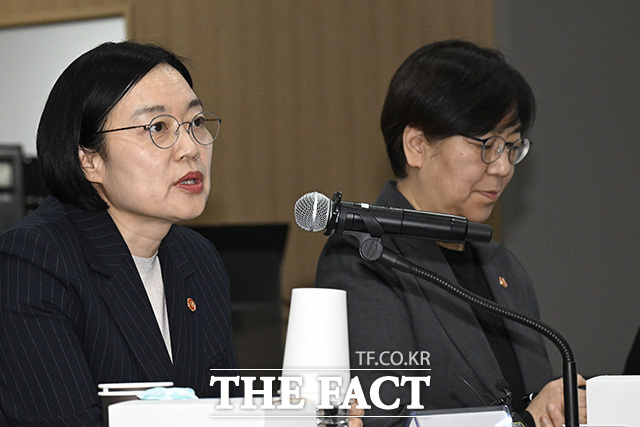 한 장관과 정 장관이 바이오산업 종사자의 고충을 듣고 있다.